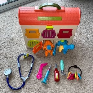 Battat Critter Clinic Toy veterinarian for kids, lock & unlock doors
